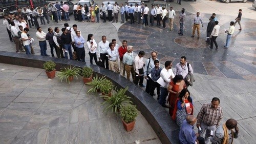 Người Ấn Độ đổ đến các ngân hàng để đổi tiền. Ảnh:BBC
