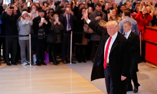  Donald Trump chào đám đông tập trung ở sảnh tòa nhà củaNew York Times ngày 22/11. Ảnh: Reuters