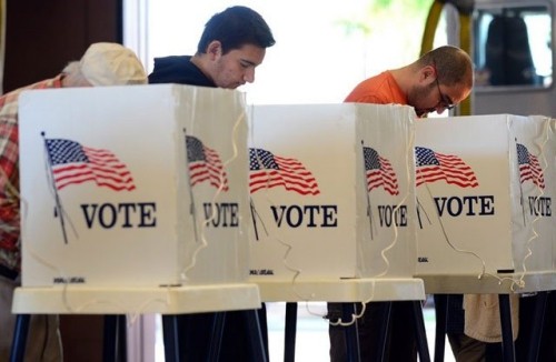  Cử tri Mỹ bỏ phiếu. Ảnh: Reuters