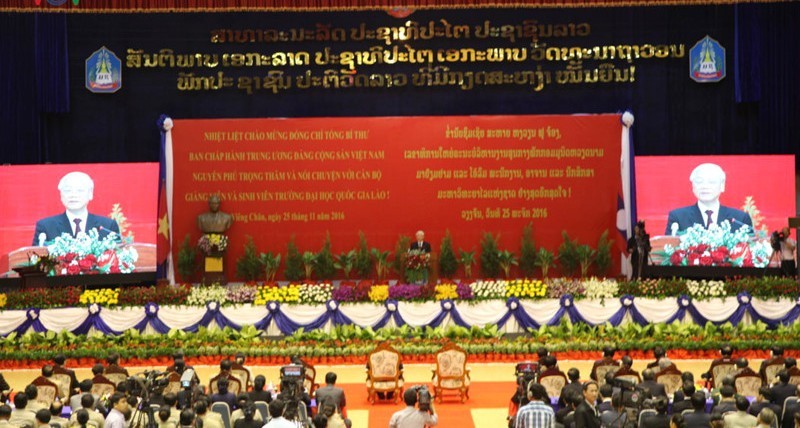 Tổng Bí thư Nguyễn Phú Trọng tới thăm và nói chuyện với cán bộ, giảng viên và sinh viên Đại học Quốc gia Lào. Ảnh: VOV