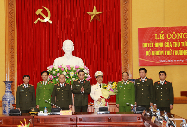 Các đồng chí trong Đảng ủy Công an Trung ương chúc mừng tân Thứ trưởng Nguyễn Văn Sơn.