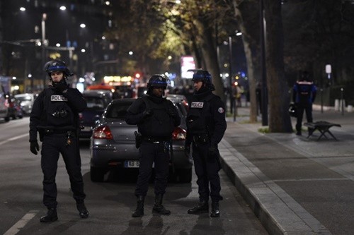 Cảnh sát Paris bên trong vành đai an ninh quanh nơi xảy ra vụ cướp có vũ trang, bắt cóc con tin ngày 2/12. Ảnh: AFP.