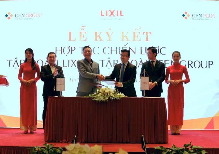 Ông Phạm Thanh Hưng, Phó chủ tịch HĐQT CENGROUP và ông Masahiko Hiramoto, Tổng giám đốc LIXIL Việt Nam thực hiện ký kết