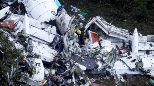 Các nhân viên cứu hộ làm việc tại hiện trường máy bay rơi ở Colombia. Ảnh: Reuters