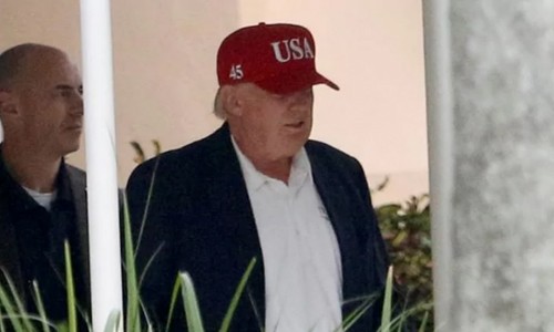 Tổng thống đắc cử Trump từng đội chiếc mũ mới trong dịp nghỉ lễ Tạ ơn cuối tháng trước. Ảnh: Reuters