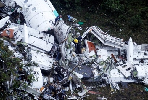 Xác máy bay LaMia rơi trên sườn núi ở Colombia. Ảnh: Reuters