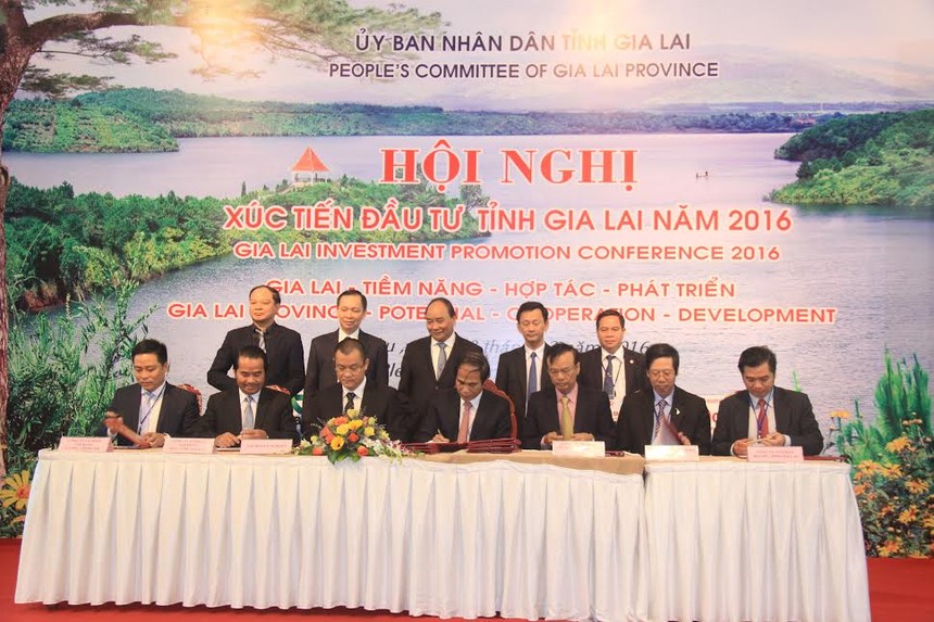 Thủ tướng Chính phủ Nguyễn Xuân Phúc chứng kiến lễ ký kết  giữa UBND tỉnh Gia Lai và các doanh nghiệp tại Hội nghị Xúc tiến đầu tư tỉnh Gia Lai năm 2016