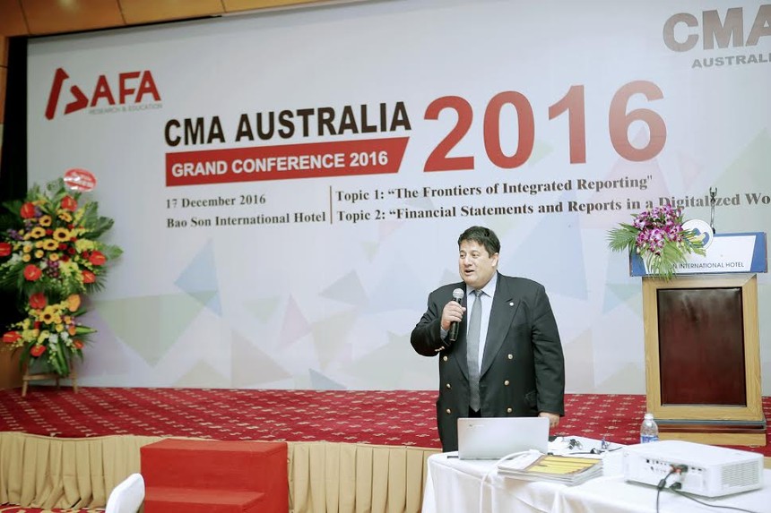 GS. Janek Ratnatunga, Tổng giám đốc CMA Australia phát biểu tại hội thảo 
