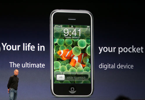 Steve Jobs giới thiệu iPhone đầu tiên năm 2007. Ảnh: CENT