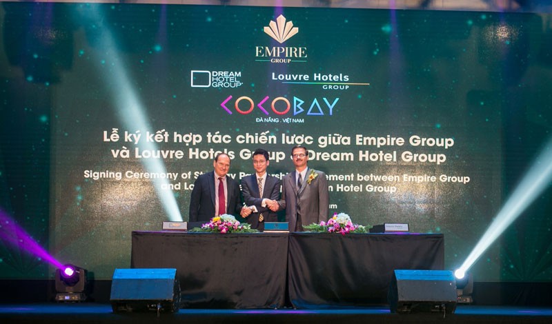 Đại diện Empire Group, Dream Hotel Group và Louvre Hotels Group lễ ký kết thỏa thuận hợp tác