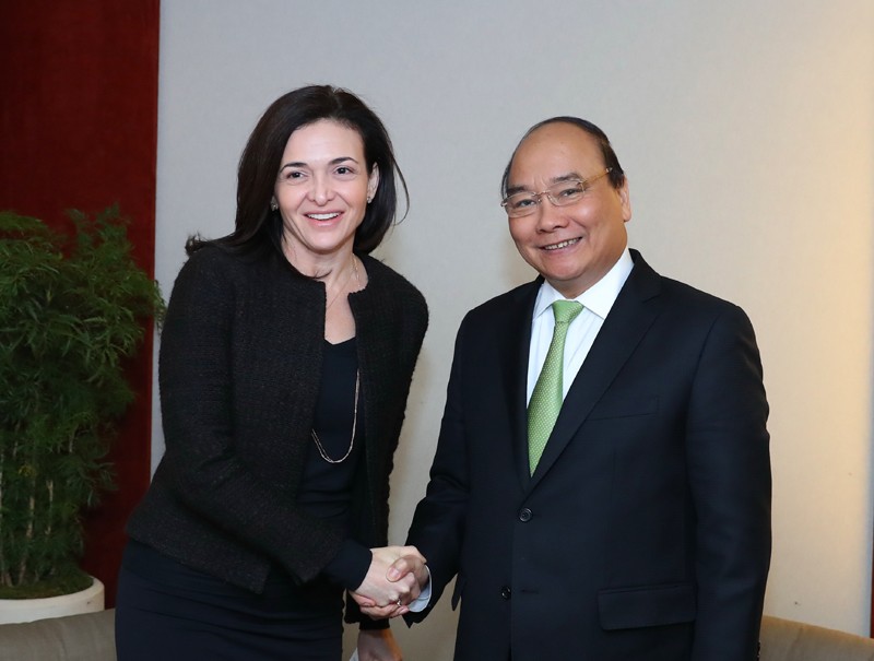 Thủ tướng Chính phủ Nguyễn Xuân Phúc và Giám đốc điều hành tập đoàn Facebook Sheryl Sandberg. - Ảnh: TTXVN