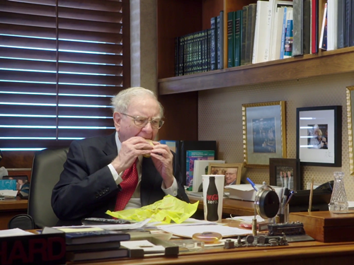 Warren Buffett thường ăn đồ ăn nhanh vào bữa sáng. Ảnh: HBO