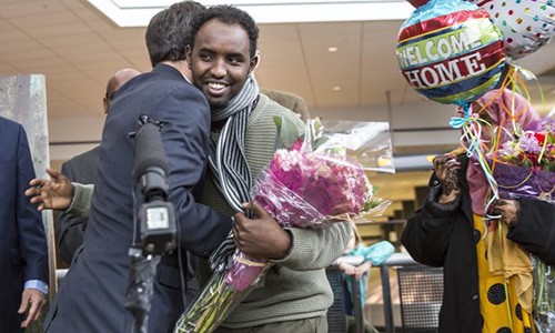 Một người nhập cư vui mừng khi được nhập cảnh tại sân bay Mỹ, sau khi sắclệnh hạn chế bị tạm dừng. Ảnh: Seatle Times