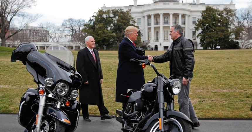 CEO Matt Levatich và các lãnh đạo của Harley-Davidson phóng dàn mô tô phân khối lớn vào Nhà Trắng gặp Tổng thống Mỹ Donald Trump và Phó tổng thống Mike Pence
