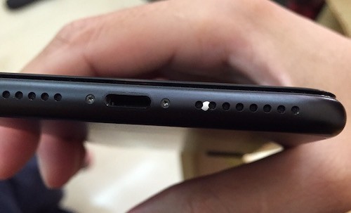 Một chiếc iPhone 7 bị tróc sơn gần vị trí loa ngoài.