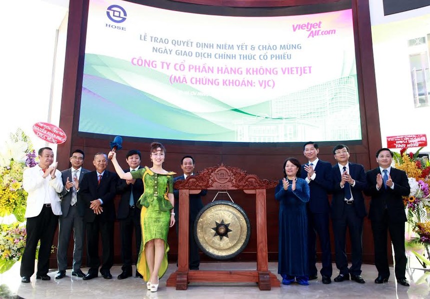 Bà Nguyễn Thị Phương Thảo, Tổng giám đốc Vietjet đánh cồng khai trương giao dịch cổ phiếu VJC