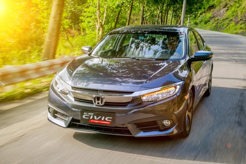 Honda Civic thế hệ thứ 10 bán ra tại Việt Nam với mức giá ngoài một tỷ đồng.