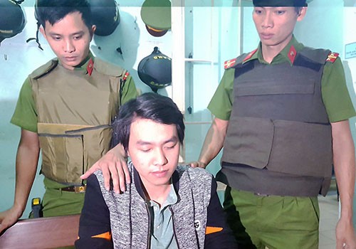 Nghi phạm Hoàng bình thản khi bị công an bắt giữ. Ảnh: Nguyễn Đông.