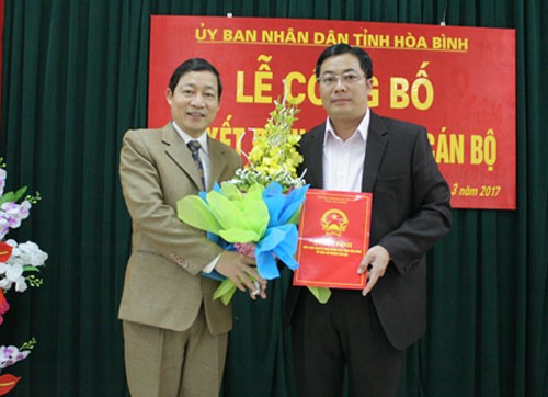 Phó Chủ tịch UBND tỉnh Hòa Bình Bùi Văn Cửu trao quyết định cho ông Phạm Tiến Dũng. Ảnh báo Hòa Bình. 