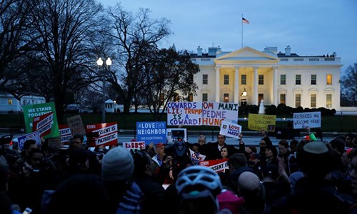 Người biểu tình phản đối lệnh cấm nhập cảnh thứ hai của Tổng thống Mỹ Donald Trump. Ảnh: Reuters
