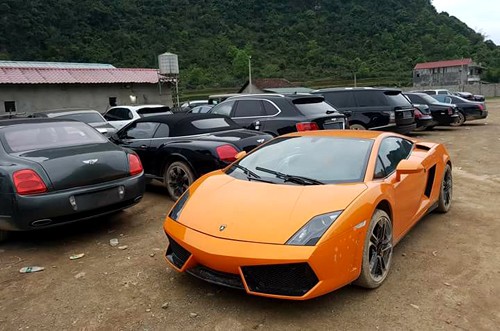 Lamborghini Gallardo nổi bật cùng hàng chục siêu xe khác. Ảnh:Lâm Việt Cường.