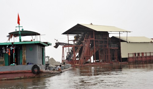 Các dự án khai thác cát trên sông Cầu qua huyện Quế Võ (Bắc Ninh) đã tạm dừng. Tàu cát tập kết, án binh bất động ở tỉnh Bắc Giang. Ảnh:Bá Đô.