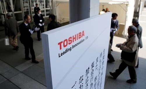 Cổ đông tham dự cuộc họp bất thường của Toshiba cuối tháng trước. Ảnh:Reuters