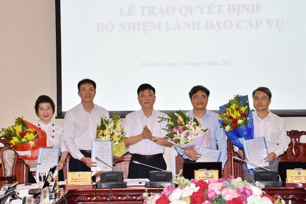Bộ trưởng Bộ Tư pháp Lê Thành Long trao quyết định và chúc mừng các bán bộ. Ảnh Moj.gov.vn