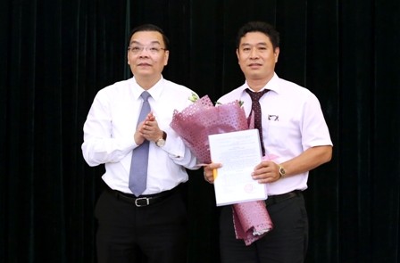 Bộ trưởng Chu Ngọc Anh trao quyết định và chúc mừng ông Trương Hồng Dương. Ảnh Bộ KH&CN