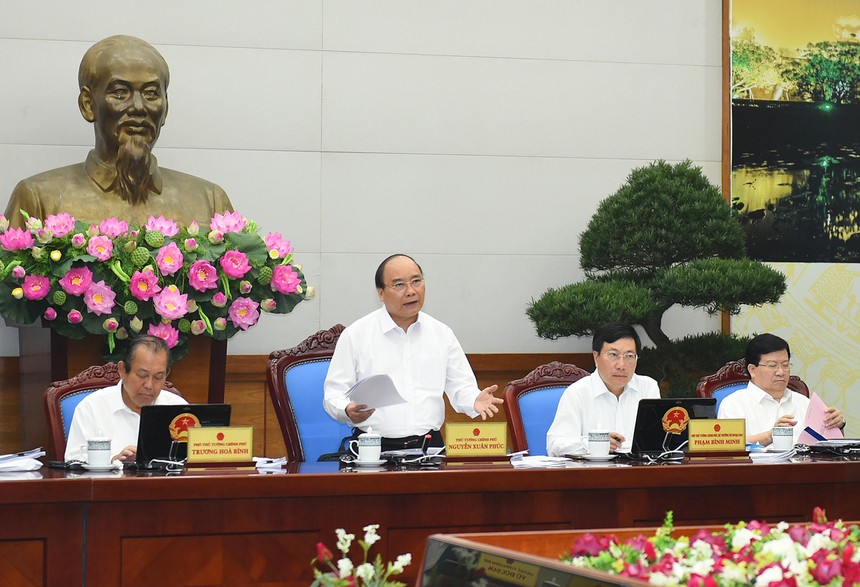 Tại phiên họp Chính phủ thường kỳ tháng 4, Thủ tướng Nguyễn Xuân Phúc nhấn mạnh quyết tâm đạt tăng trưởng 6,7% trong năm 2017. Ảnh: VGP/Quang Hiếu