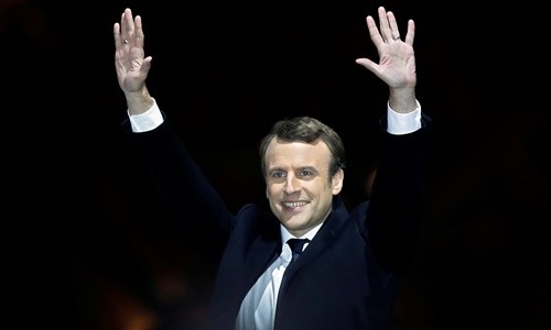 Ông Emmanuel Macron trên sân khấu tại sự kiện mừng chiến thắng diễn ra bên ngoài bảo tàng Louvre ở Paris tối 7/5. Ảnh:Reuters