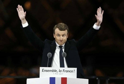 Ông Emmanuel Macron trên sân khấu buổi lễ mừng chiến thắng diễn ra bên ngoài bảo tàng Louvre ở Paris vào tối qua. Ảnh:AP