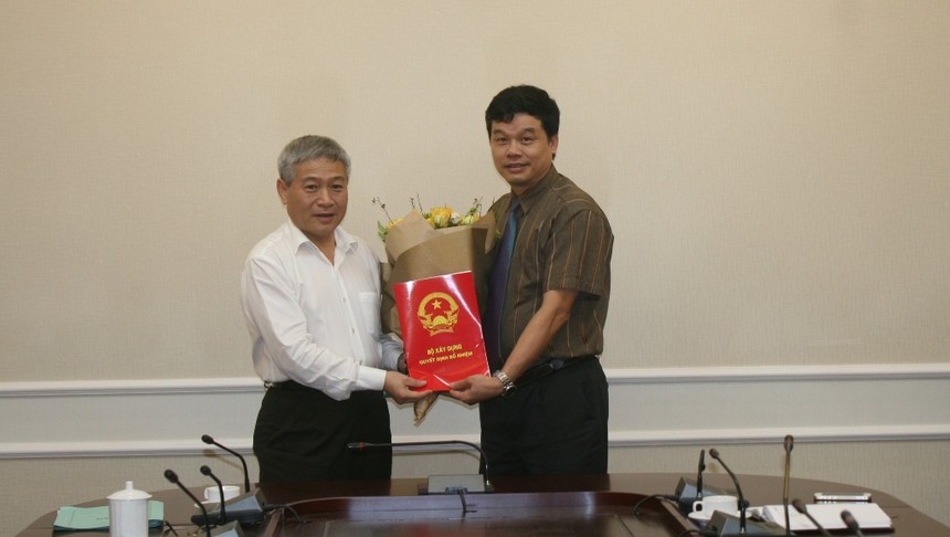 Thứ trưởng Bộ Xây dựng Bùi Phạm Khánh trao quyết định bổ nhiệm Vụ trưởng Vụ Vật liệu xây dựng cho ông Phạm Văn Bắc.