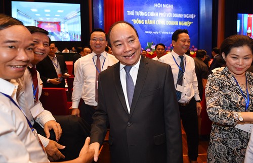 Thủ tướng Chính phủ Nguyễn Xuân Phúc bắt tay các doanh nhân trong cuộc gặp mặt ngày 17/5