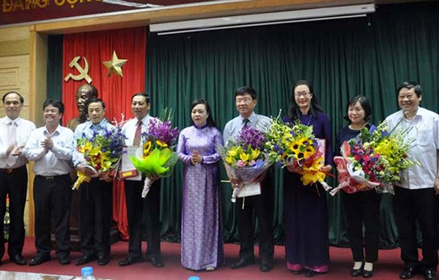 Bộ trưởng Nguyễn Thị Kim Tiến trao quyết định và chúc mừng các cán bộ.