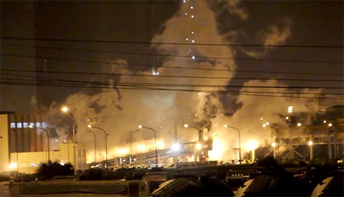 Sau vụ nổ, khói kèm mùi khét bốc lên tại nhà máy Formosa Hà Tĩnh. Ảnh:HT.