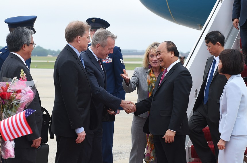 Thủ tướng Nguyễn Xuân Phúc và đoàn đại biểu cấp cao Việt Nam đến sân bay quân sự St. Andrews, Washington, Hoa Kỳ. Ảnh: VGP/Quang Hiếu