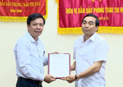 Ông Đinh Văn Điến, Chủ tịch UBND tỉnh 
Ninh Bình trao Quyết định cho ông Hoàng Trung Kiên