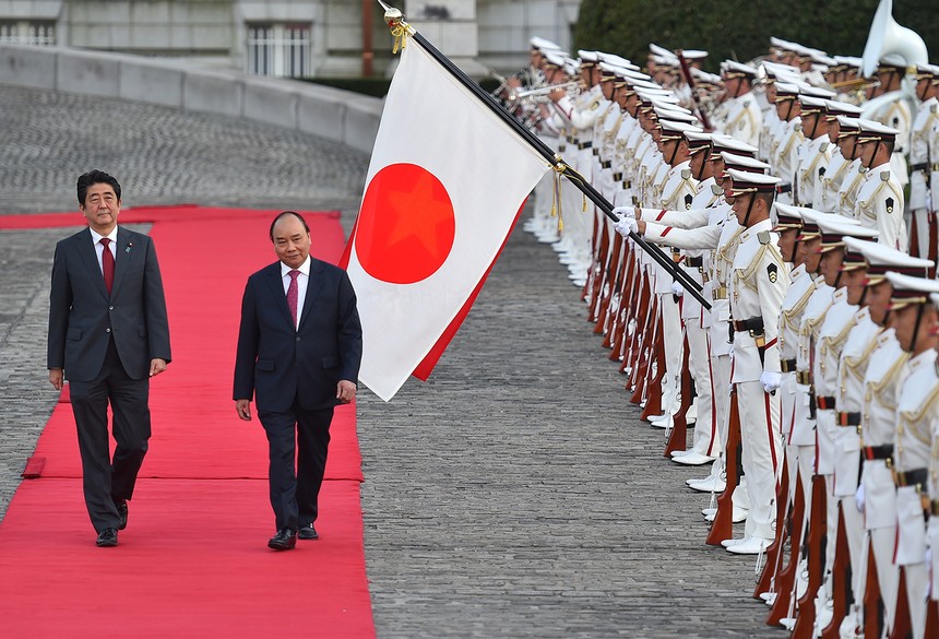 Thủ tướng Nhật Bản Shinzo Abe đón Thủ tướng Nguyễn Xuân Phúc. Sau lễ đón, hai Thủ tướng tiến hành hội đàm. Ảnh: VGP