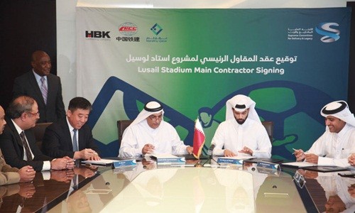 Các đại diện Tổng công ty Xây dựng Đường sắt Trung Quốc cuối năm 2016 ký kết hợp đồng với đối tác Qatar xây dựng một sân vận động phục vụ World Cup 2022. Ảnh:Guancha.cn