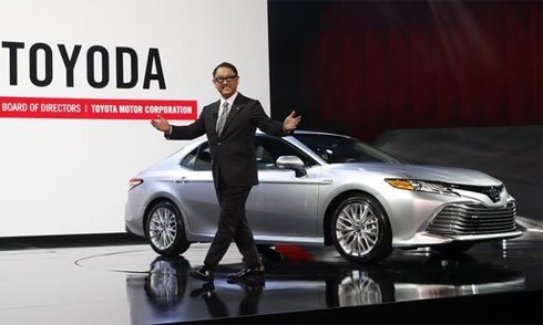 Ông Akio Toyoda giới thiệu Camry XLE 2018 tại triển lãm ôtô Bắc Mỹ diễn ra đầu năm nay. Ảnh:Reuters.