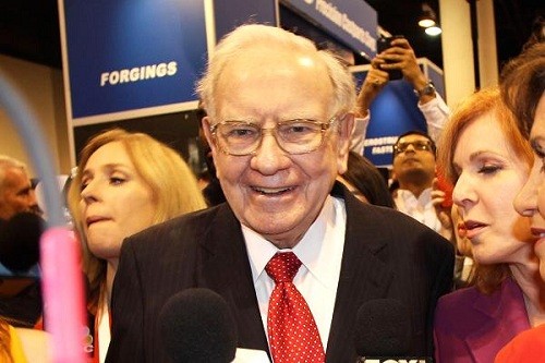 Buffet quyết định dành số tài sản của mình để làm từ thiện và sống trong căn nhà ông đã mua từ năm 1958 thay vì sở hữu du thuyền hay những thứ xa xỉ khác. Ảnh:CNBC