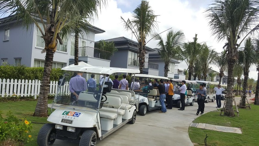 Đoàn khách đi thăm villas mẫu dự án dự án Sonasea Villas & Resort Phú Quốc