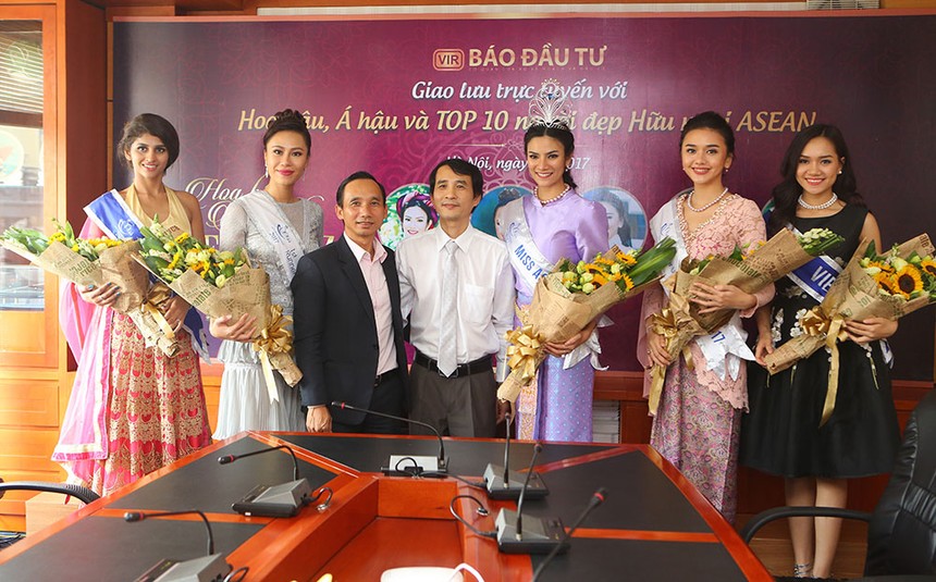 Ông Bùi Đức Hải, Phó tổng Biên tập thường trực Báo Đầu tư (áo trắng), tặng hoa cho Hoa hậu, Á hậu và Top 10 Miss ASEAN Frendship trước khi bước vào buổi giao lưu