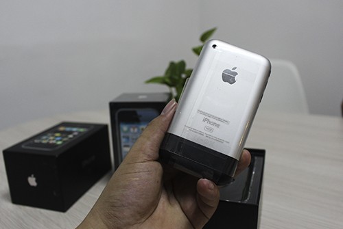 Một chiếc iPhone 2G phiên bản 16GB chưa kích hoạt, nguyên seal bảo vệ máy, đầy đủhộp và phụ kiệncó giá hàng chụctriệu đồng tại Việt Nam, nhưng mua không dễ.