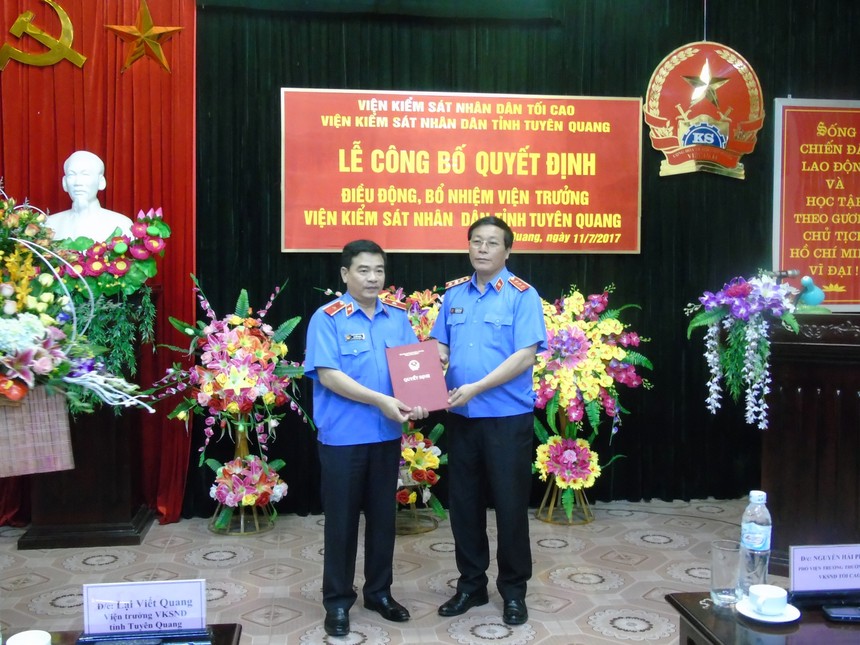 Ông Nguyễn Hải Phong, Phó Viện trưởng thường trực VKSND tối cao
trao Quyết định điều động, bổ nhiệm chức vụ Viện trưởng VKSND tỉnh Tuyên Quang cho ông Lại Viết Quang