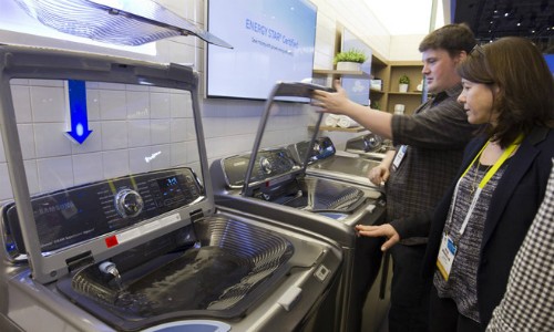 Sản phẩm máy giặt Samsung, LG sản xuất tại Việt Nam xuất sang Mỹ đang bị điều tra chống bán phá giá.Ảnh Reuters