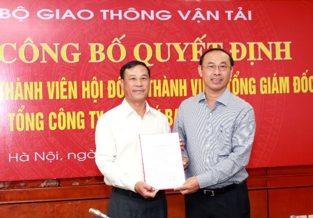 Thứ trưởng Bộ Giao thông Vận tải Lê Đình Thọ (phải) trao Quyết định bổ nhiệm thành viên Hội đồng thành viên VATM cho ông Đoàn Hữu Gia