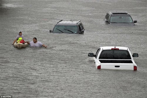 Siêu bão Harvey trút khoảng 34 tỷ m3 nước mưa xuống bang Texas, nhấn chìm vô số xe cộ bên cạnh những thiệt hại nặng nề về người và của. Ảnh:Reuters.