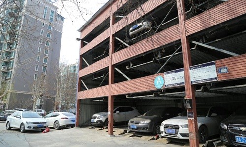 Khu đỗ xe nhiều tầng gần một chung cư tại Sơn Đông (Trung Quốc). Ảnh:Reuters